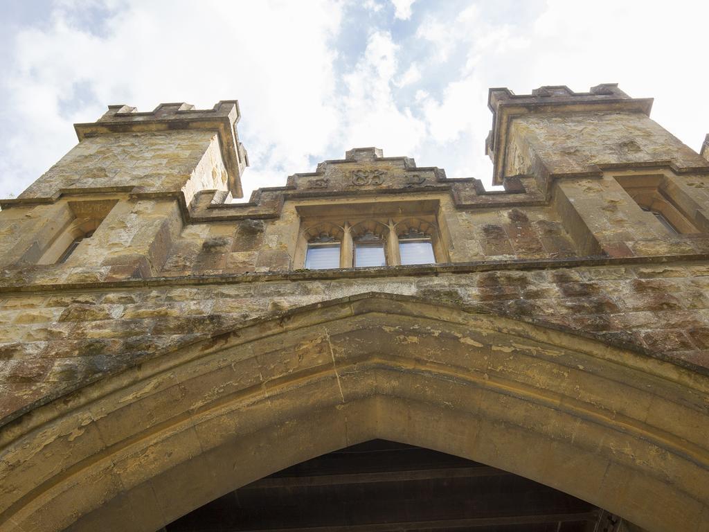 Castle Gatehouse Villa วินช์คอมบ์ ภายนอก รูปภาพ